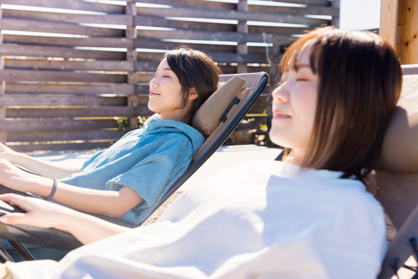 屋外サウナの前で外気浴をする2人のサウナ女子