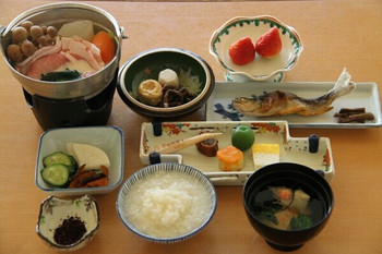 お粥はほんのり塩味でするする食べられる3707945