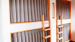 ダブルキャビンベッドドミトリー　共用バスルーム