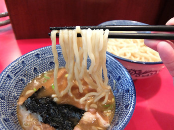 「勢得」料理 578780 201603 自家製の極太麺はしっかり冷水で締められていてもちもちっとした弾力。並盛りで麺330gとボリュームも申し分ない