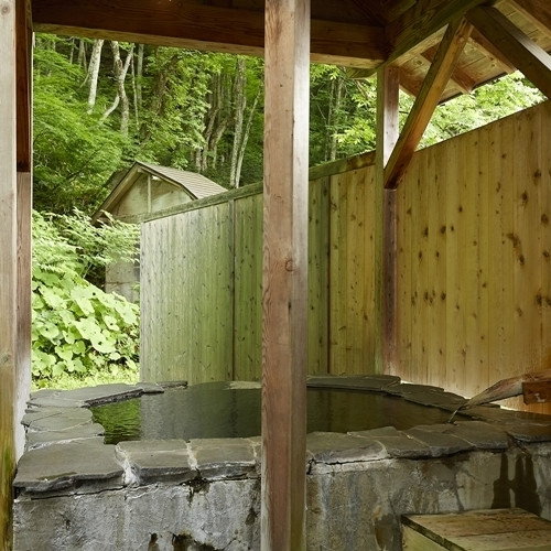 離れ(戸建)の客室露天風呂(一例)