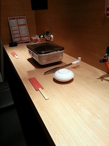 「焼肉しんあん」内観 973538 店内１（カウンター）