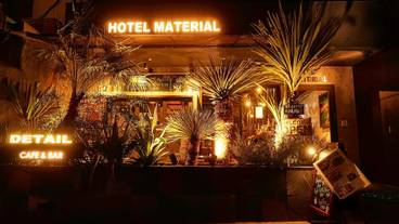 施設の正面 (日没後) / 2