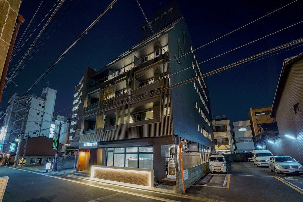 施設の正面 (日没後)