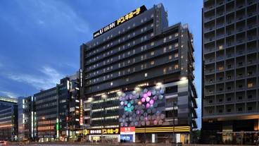 施設の正面 (日没後) / 2