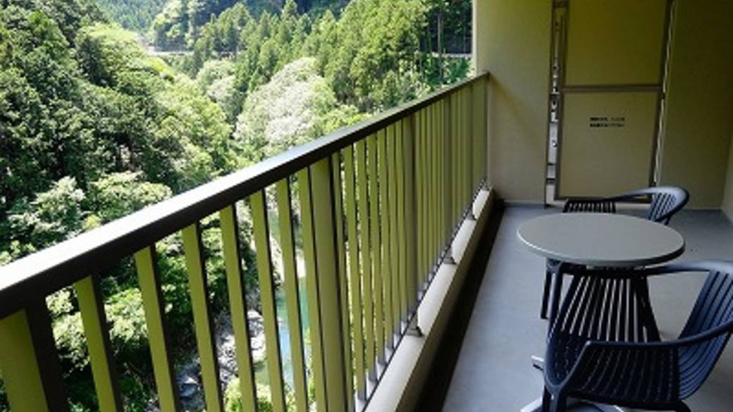 テラスで寛ぎながら
旅の余韻に浸って / 1