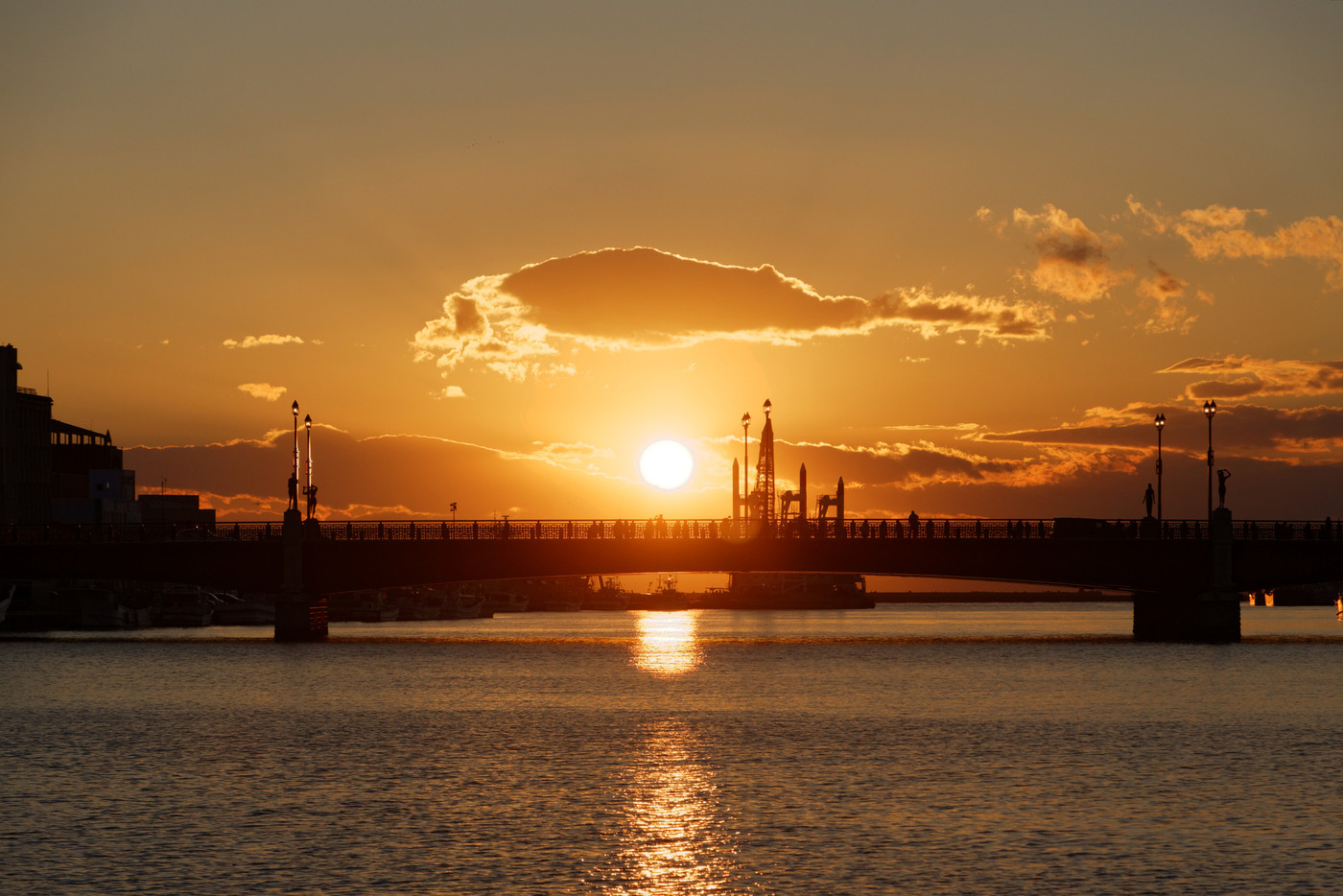 秋の釧路港の夕日と幣舞橋