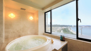 [オーシャンビュー] 客室最上階 32階ロイヤルスイートルーム (専用サウナとジャグジー付き) / パインクレスト 禁煙