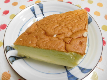 「焼きたてチーズケーキ りくろーおじさんの店 JR新大阪駅中央口店」 料理 64082000 1/4づつです！