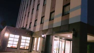 施設の正面 (日没後) / 1