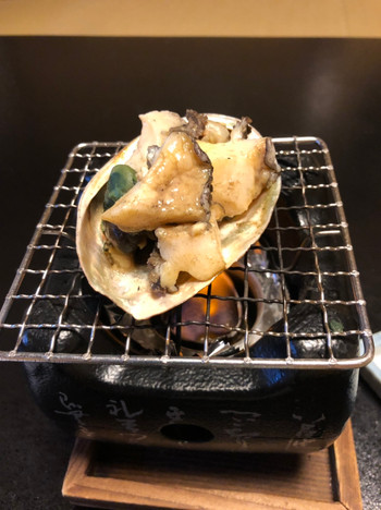 「伊藤屋」 料理 114179968 鮑を焼いてカットした後に、保熱、柔らかい。