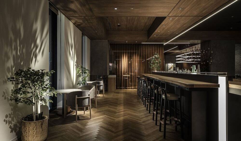 入口を抜けると右にカウンターが / 3