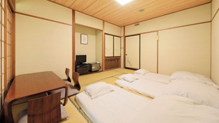 【川側10畳】眺めのよいスタンダード和室（禁煙・シャワー付）