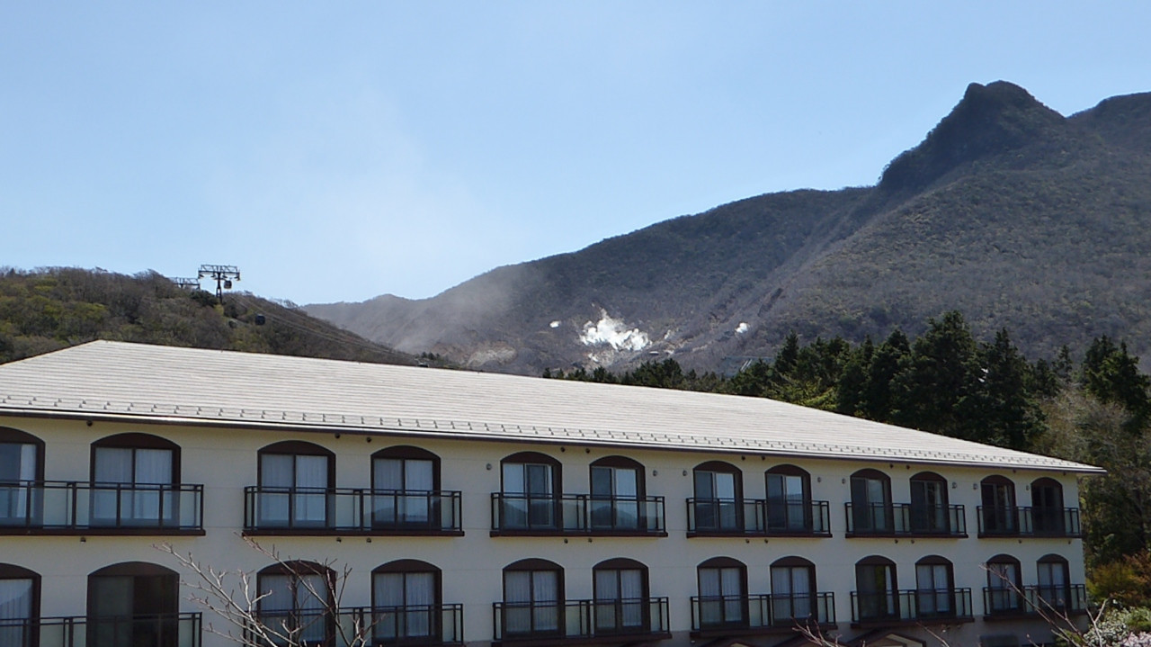 部屋から大涌谷を望む 建物はこのホテルの2号館