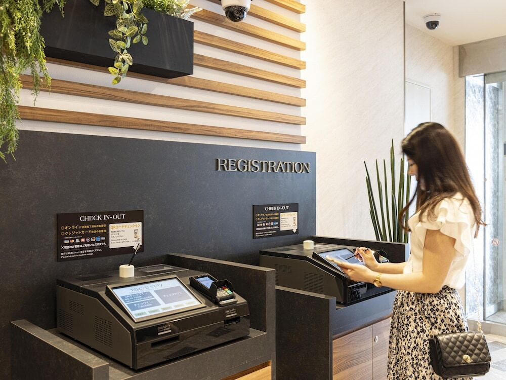 チェックイン / チェックアウト キオスク