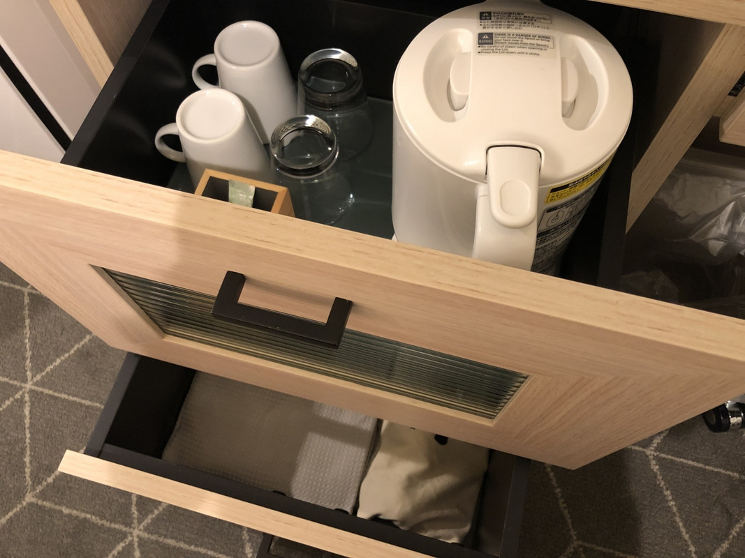 ポットやコップは引き出しの中