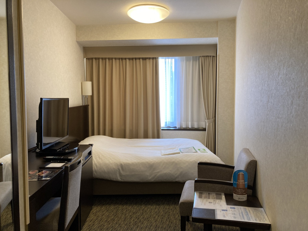 細長い扇形の部屋。