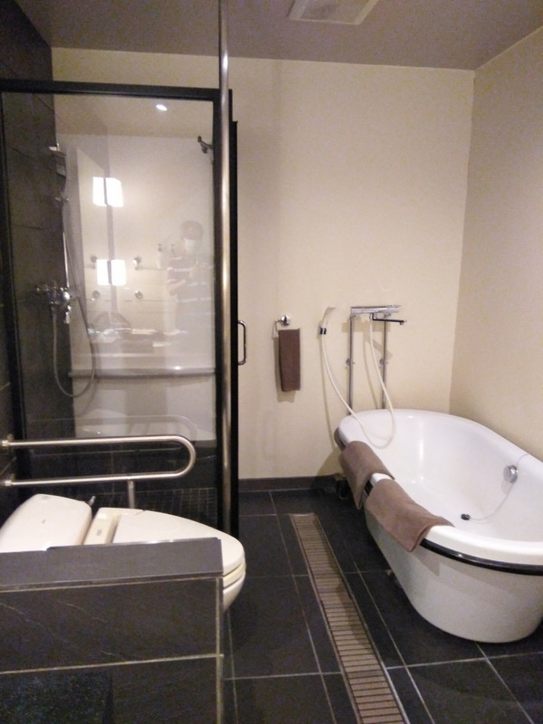 大型の湯舟とシャワールーム