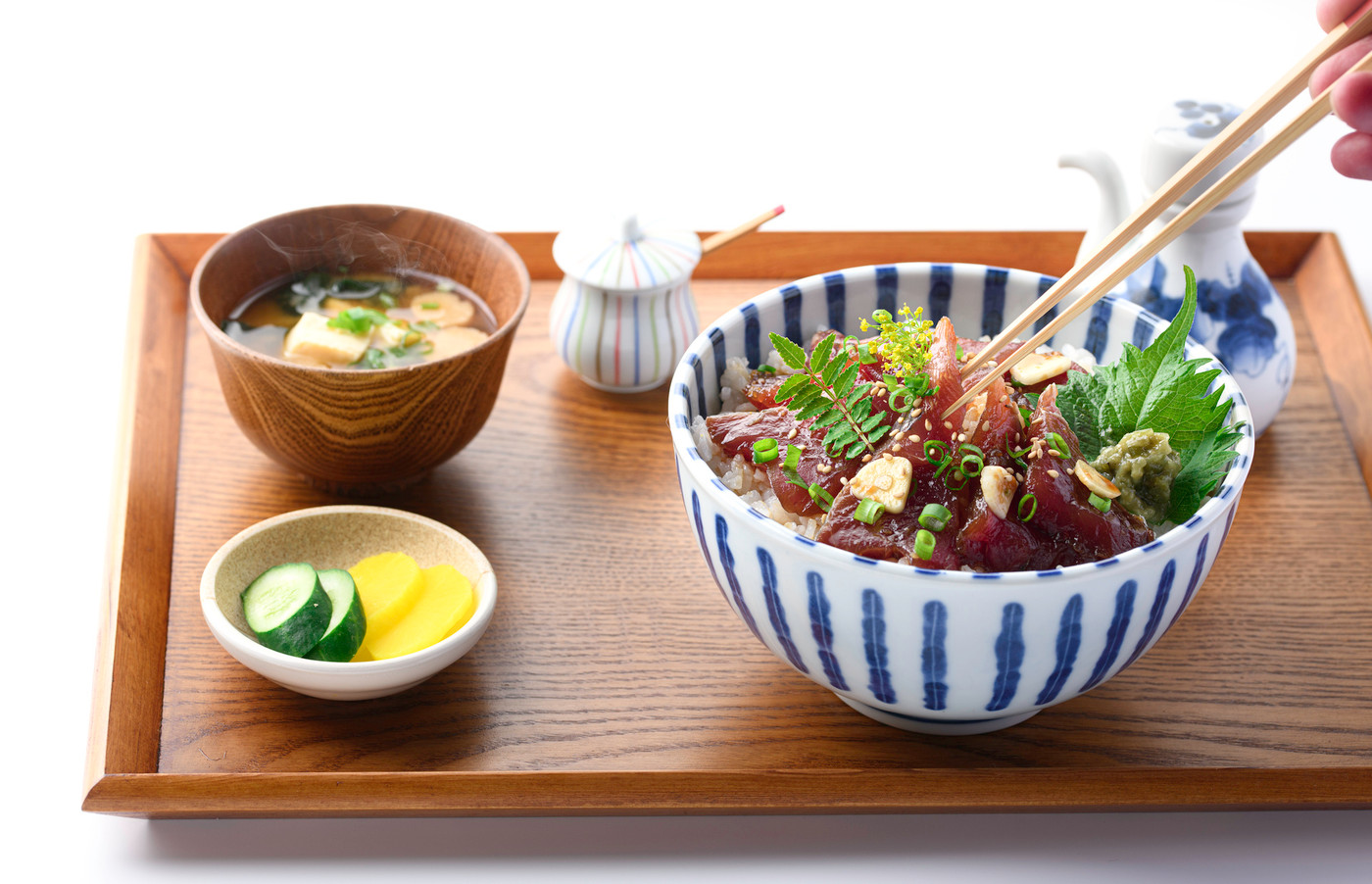お盆にのせた 生かつおの漬け丼　（かつおの刺身を生姜のきいたタレに漬け込んで、豪快にごはんにのせた丼