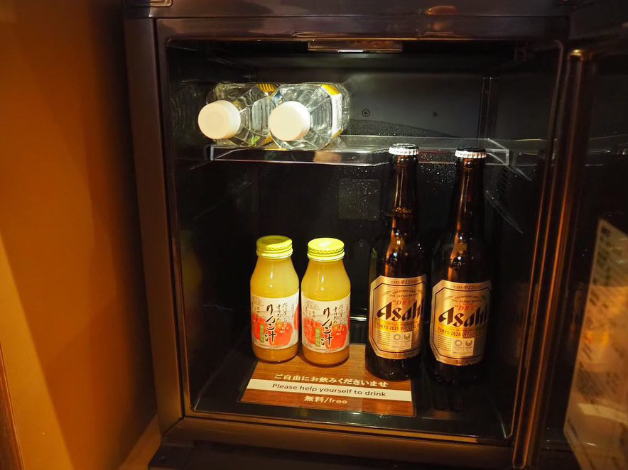 客室の冷蔵庫内のドリンクはフリー。瓶ビールやボトルのウォーター、リンゴジュースが無料でいただける / 2