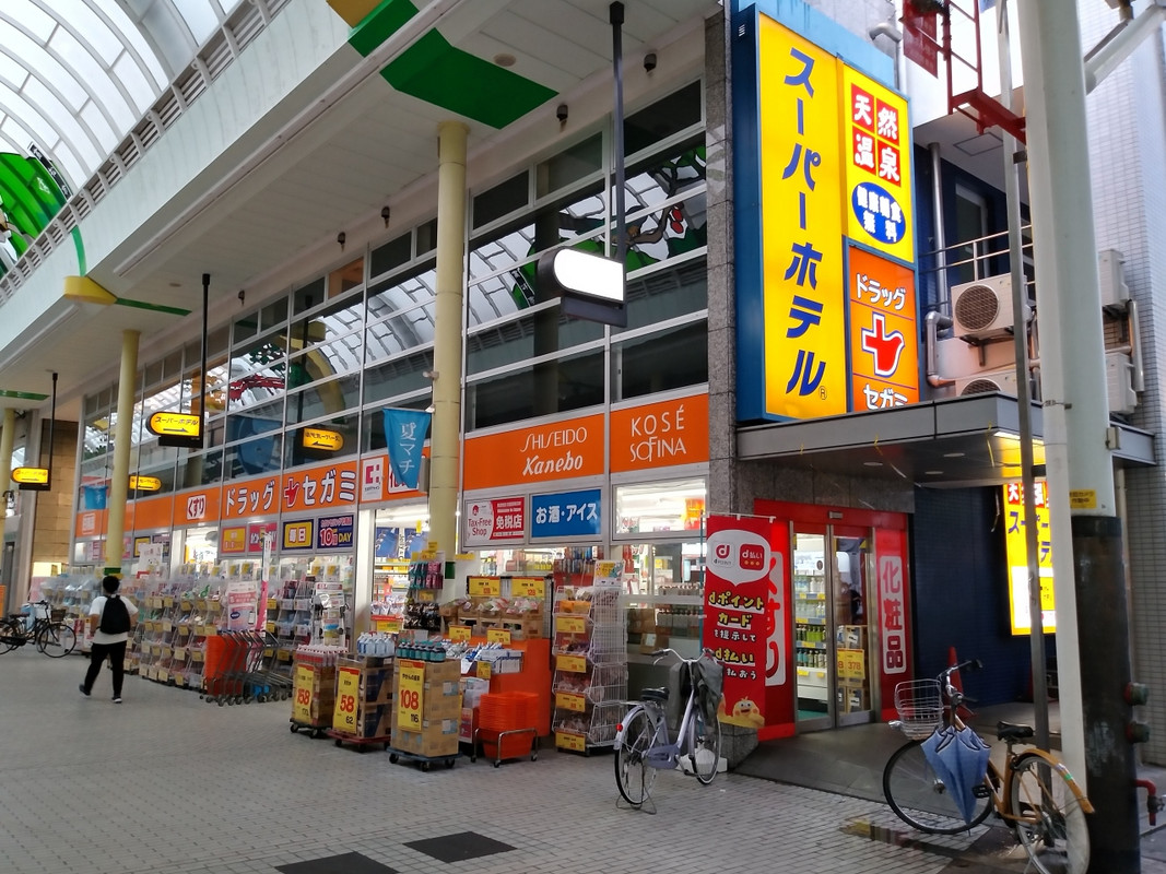 アーケード街にあり、アクセスは至便。