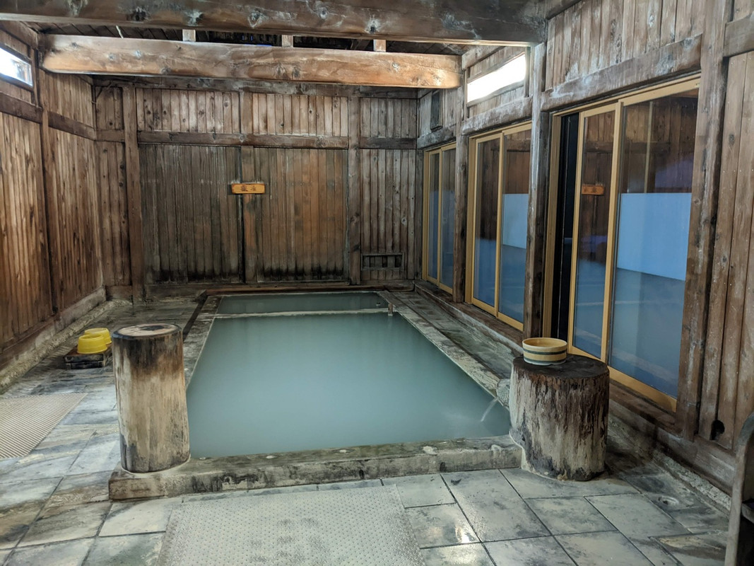 内湯の雰囲気も抜群。寝湯があるので長時間楽しめます