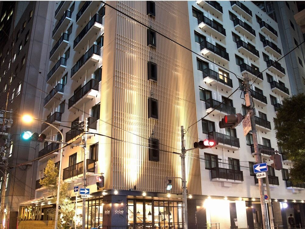 施設の正面 (日没後)