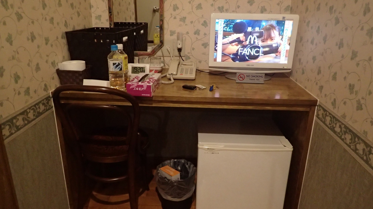 冷蔵庫には電源が入っていない。