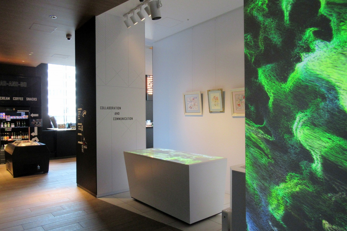 9階のメインロビー、プロジェクションマッピングと…