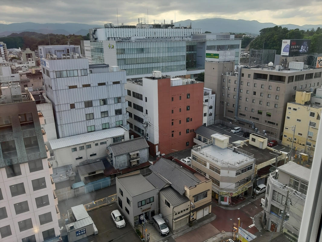 お部屋から見た周辺の街並み。お店が多くて困りません。