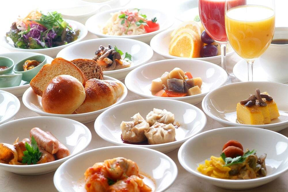 どれを選ぶかワクワクの朝食バイキング♪4048007