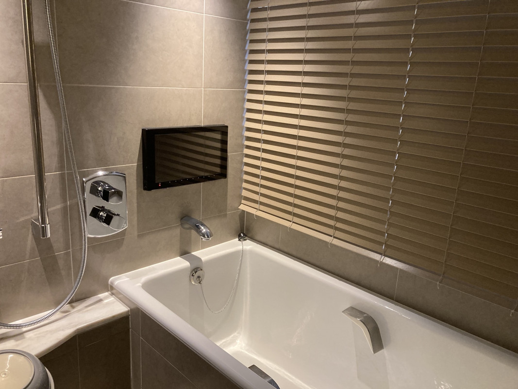 TV付き、バスタブも十分大きい