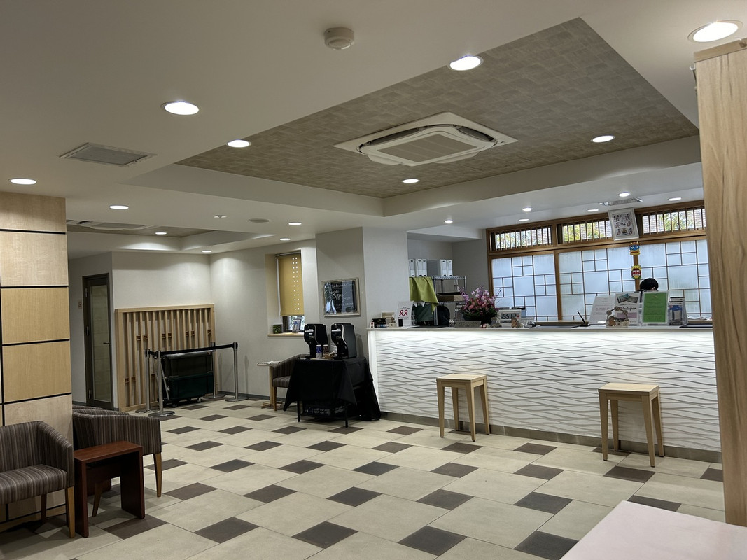 こぢんまりとしたフロント