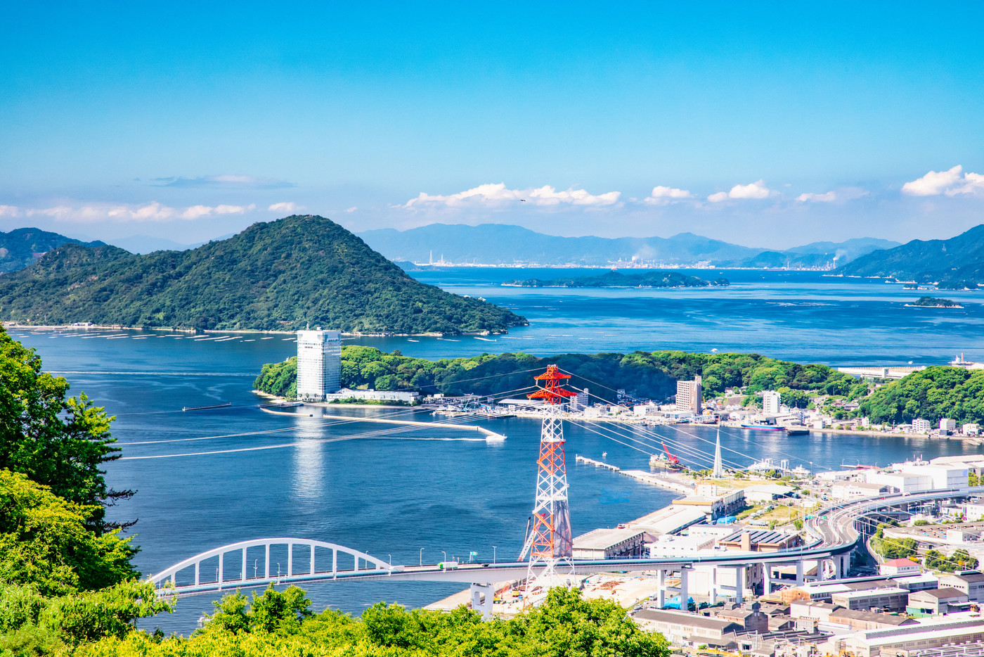 広島市街地の遠景風景です。元宇品公園、似島等市内の瀬戸内海沿岸部を展望。紺碧の空と海をご覧下さい。