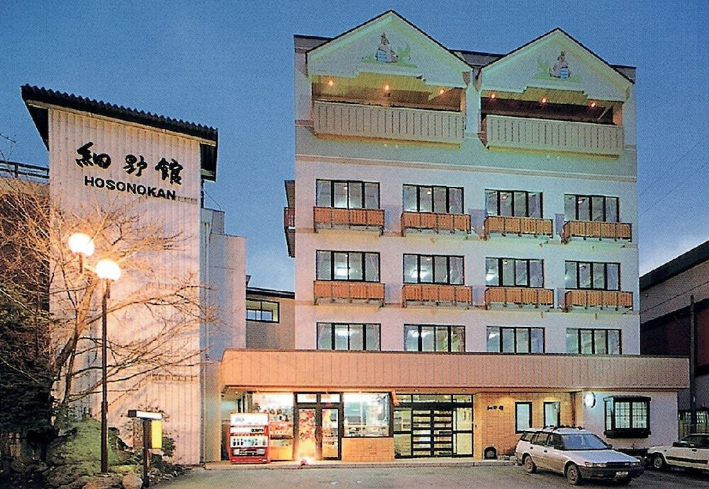 施設の正面 (日没後)