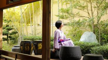 温泉浴場「まろびね庵」に続く回廊横の中庭 / 1