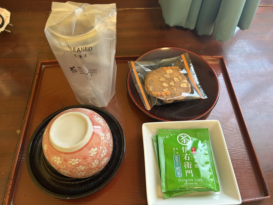 お菓子とお茶がありました