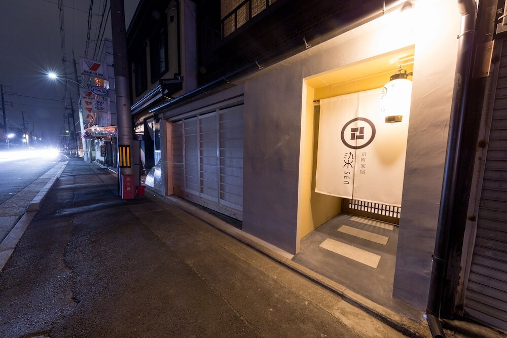 施設の正面 (日没後)