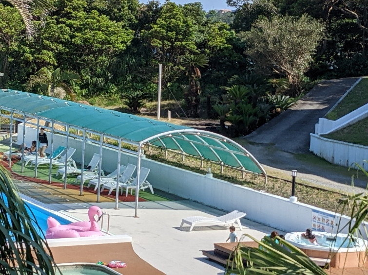 プールサイドで朝食をいただくこともできますよ