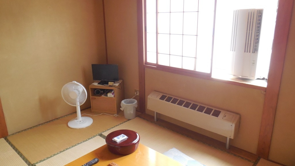 室内、大体4畳半