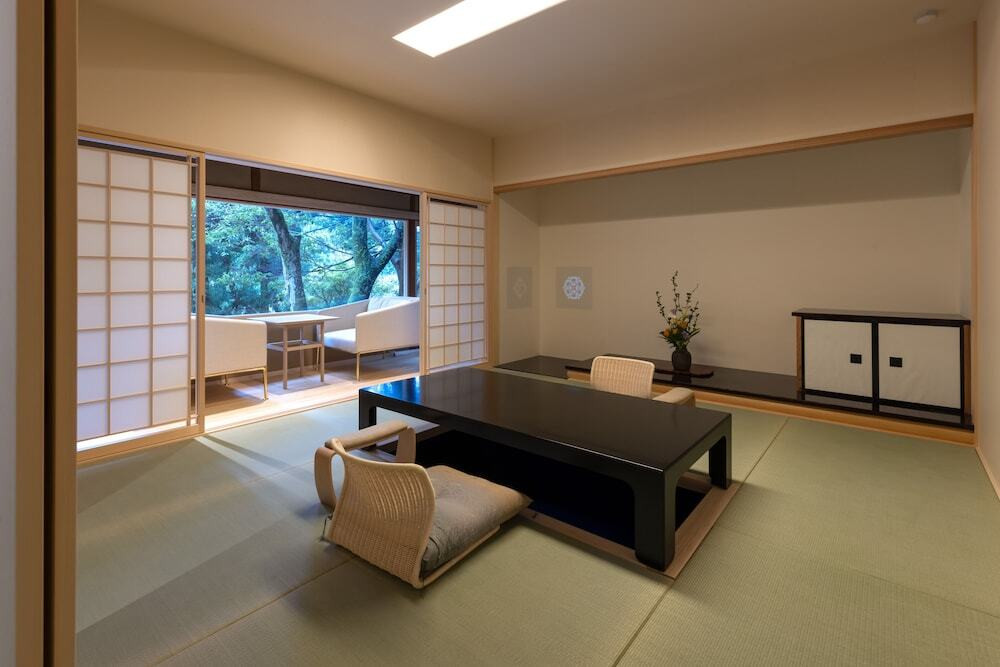 客室内のダイニングエリア