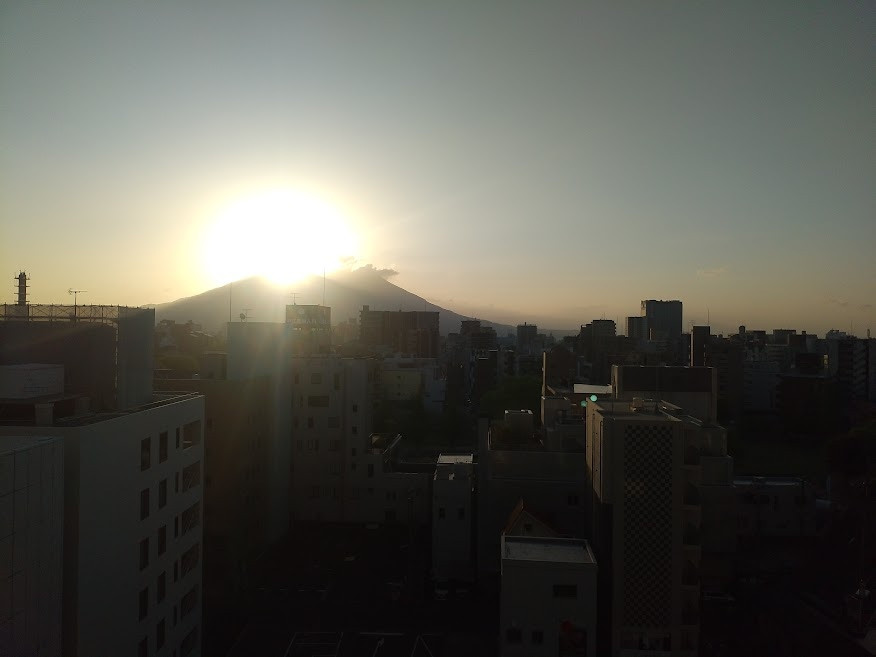 ロビーから、桜島に登る朝陽が見れました。
