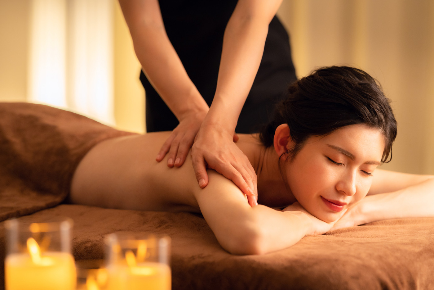 エステサロンでスキンケアをするミドルの女性