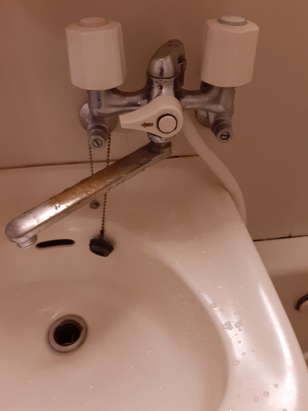 蛇口を強く回さないと、水が完全に止まりません。