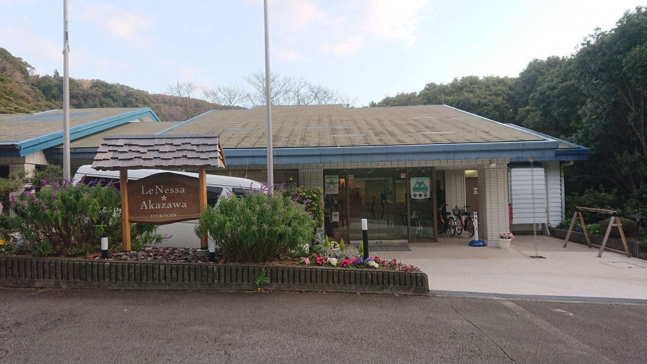 フロントや温泉がある棟です。