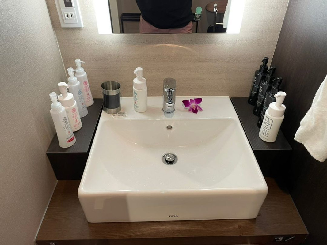 化粧水やクレンジングなど、アメニティは充実のラインナップ。手ぶらでも◎ / 5