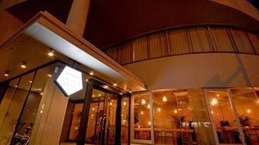 施設の正面 (日没後) / 1