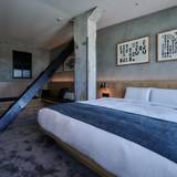 全客室異なるデザイン
アート＆鉄骨が主役の客室 / 4