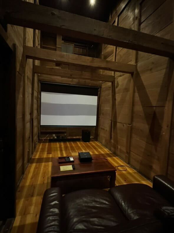 シアタールームは、蔵を改装して作られていて天井が高く、質の良い機材で音質も◎映画や音楽を堪能できました♪  / 2