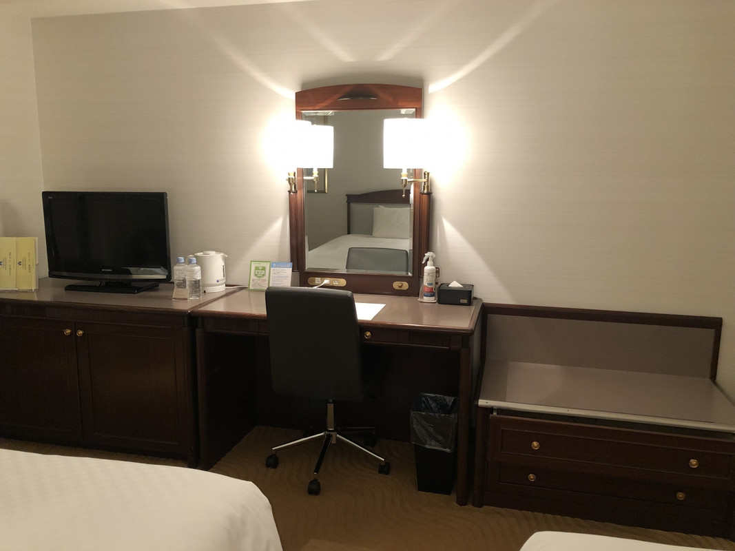 電気も明るくて、作業しやすいライティングデスク